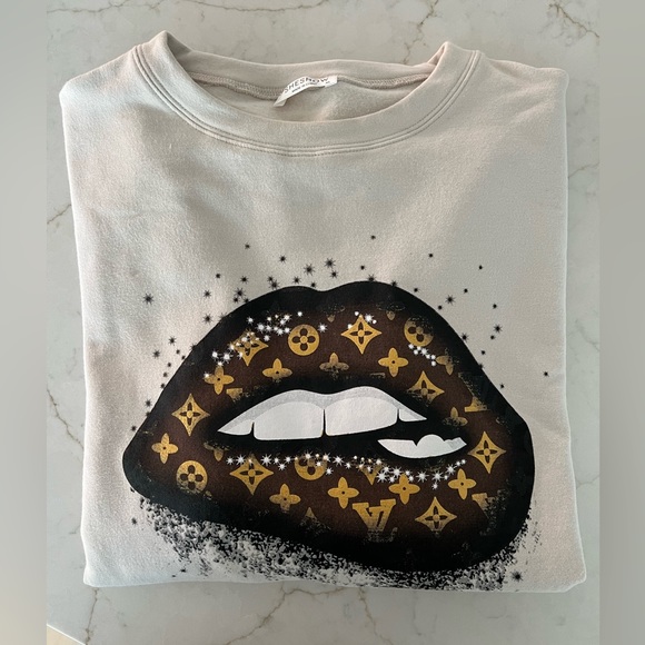 SHESHOW Designer Inspired Lip Graphic Sweatshirt - Picture 2 of 7